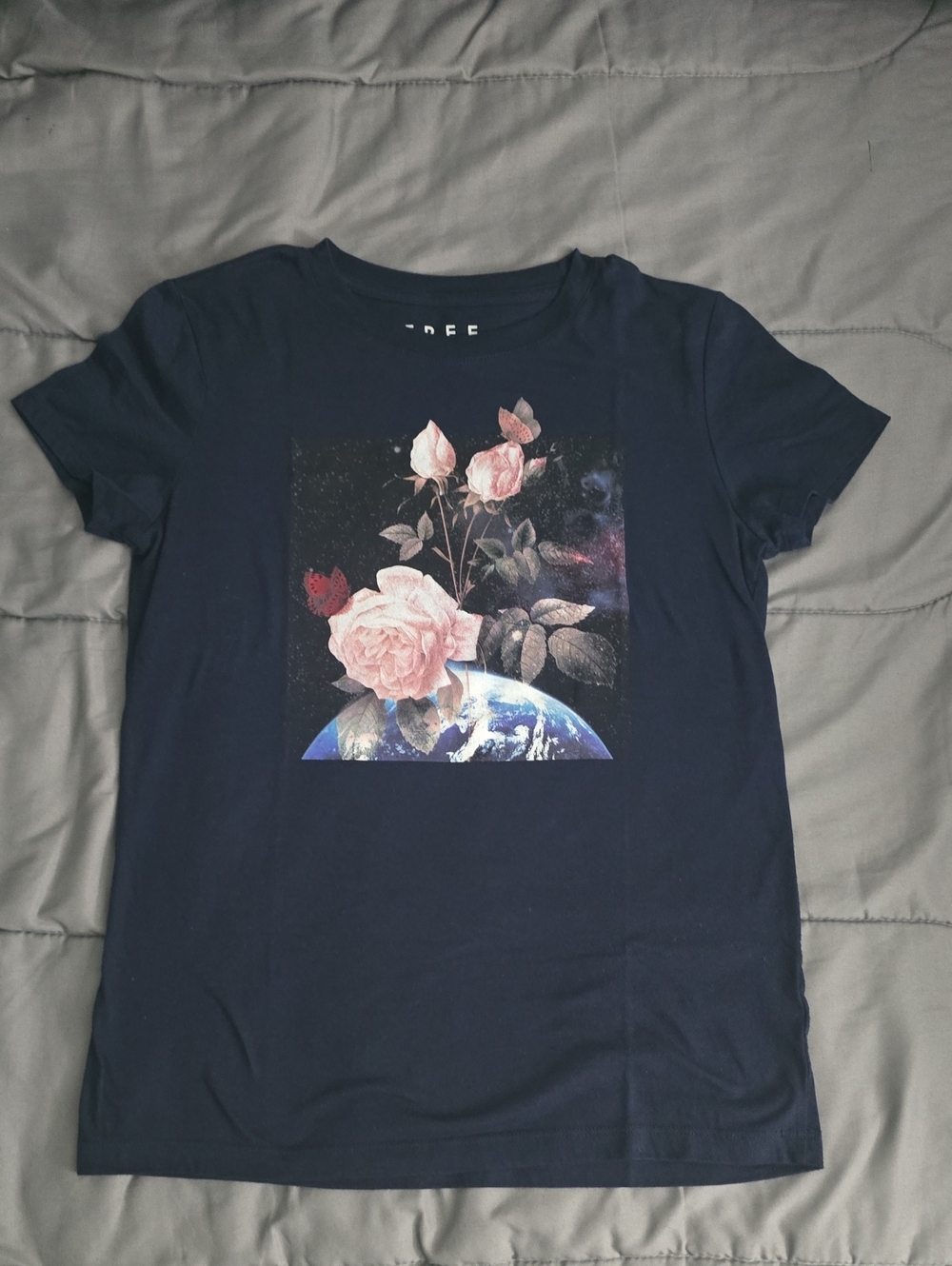 Pre-owned: Aeropostale-Free State Navy Tee with Pink Rose & Earth Graphic